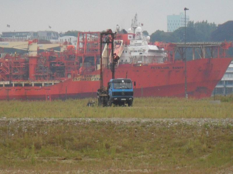 Bohrgeraet mit Containerschiff im Hintergrund